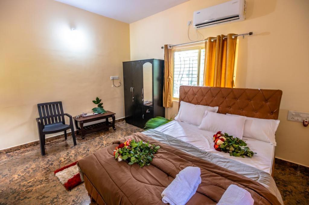 Saptami Hampi Homestay Buitenkant foto
